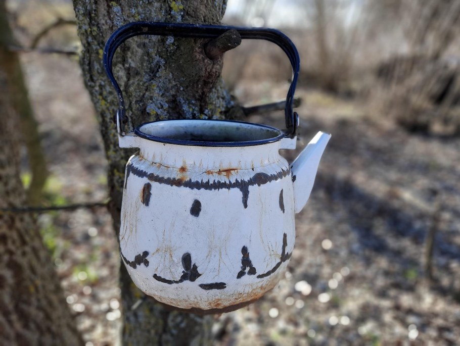 Старый чайник на улице