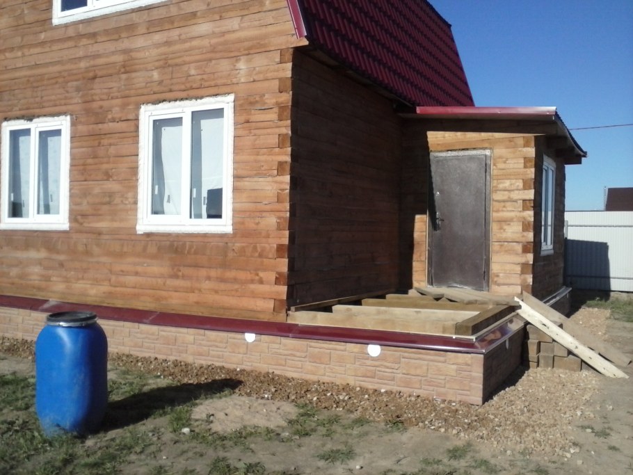 Пристройка к деревянному дому для душевой и туалета