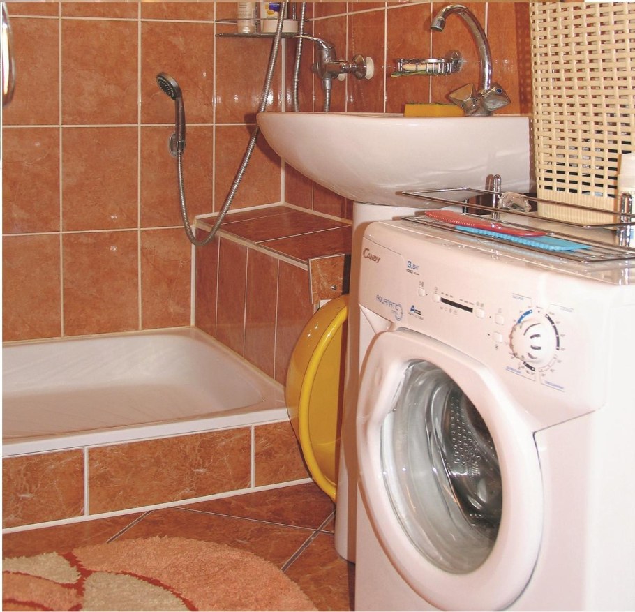 Пристройка к дому с ломаной крышей с торца