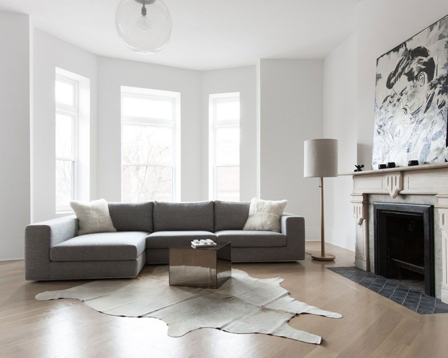 Серый угловой диван в интерьере гостиной