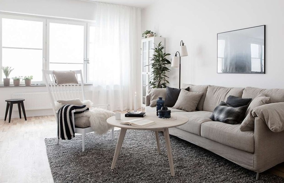 Светло бежевый диван в интерьере