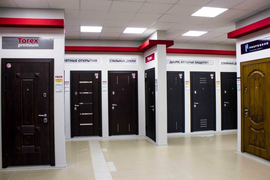 Выставочные двери в магазине Торекс