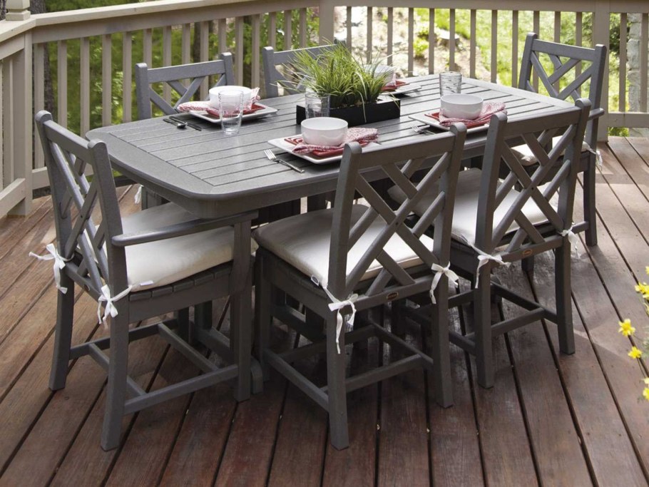 Деревянный стол на веранду