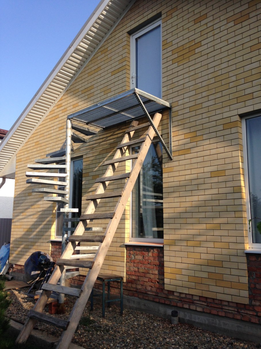 Лестница на чердак с улицы