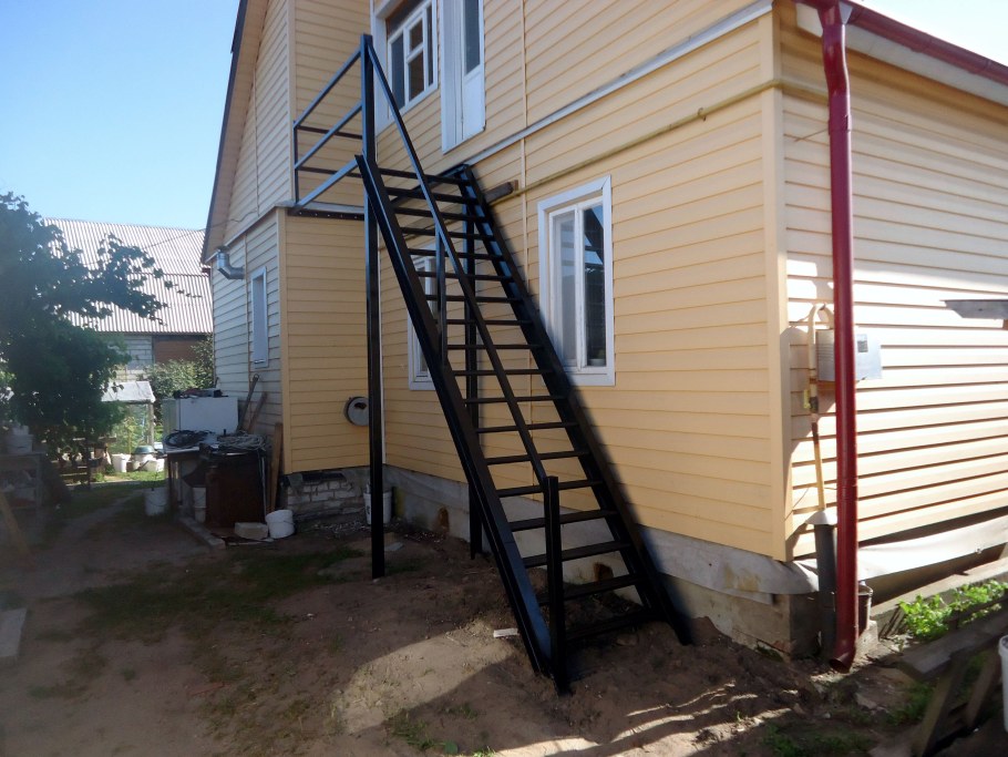 Уличная лестница на чердак