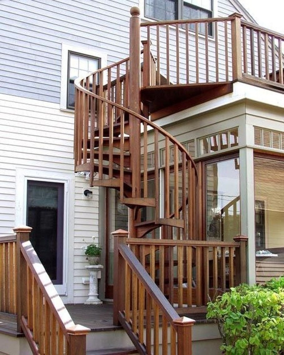 Наружная металлическая лестница