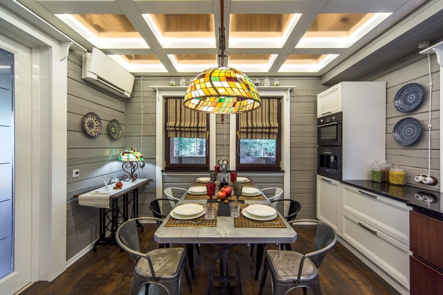 Люстра Тиффани в интерьере кухни