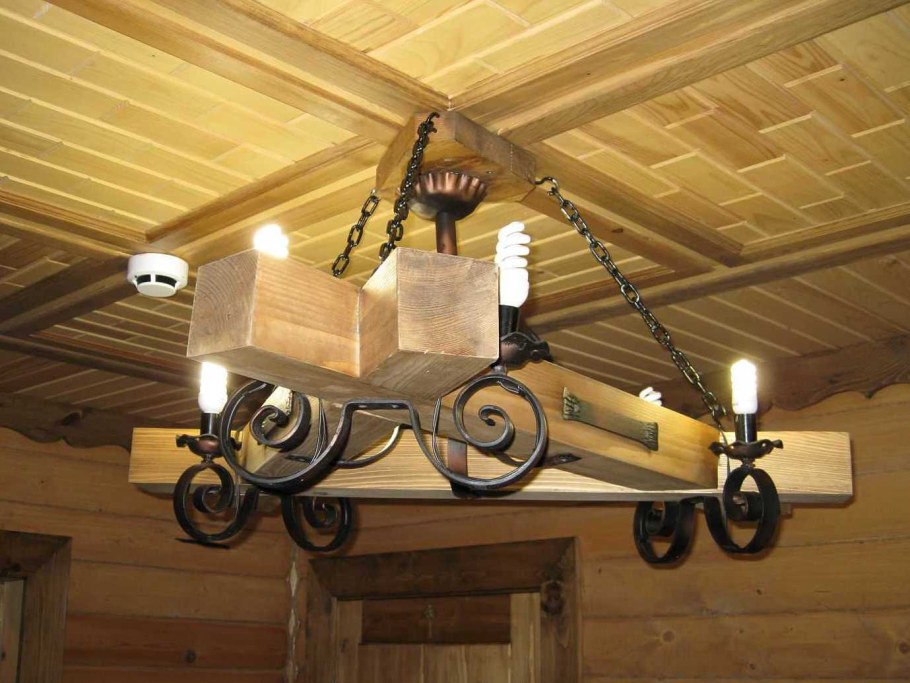 Люстра из дерева
