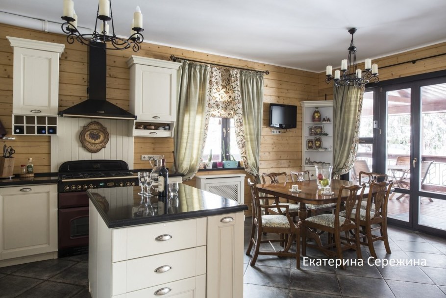 Светильники в деревянном доме в гостиной кухне