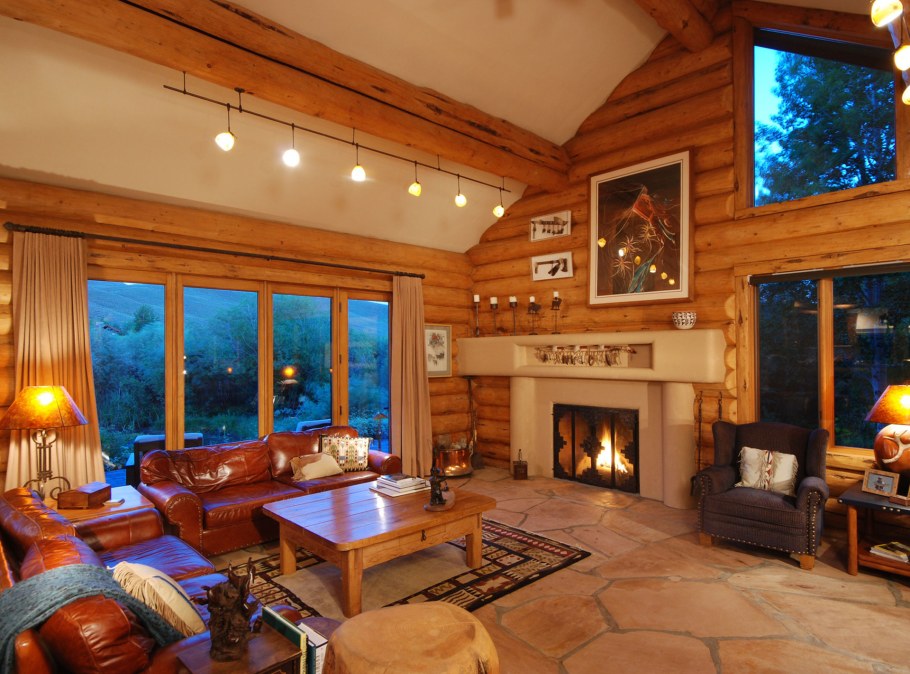 Уютный деревянный домик внутри