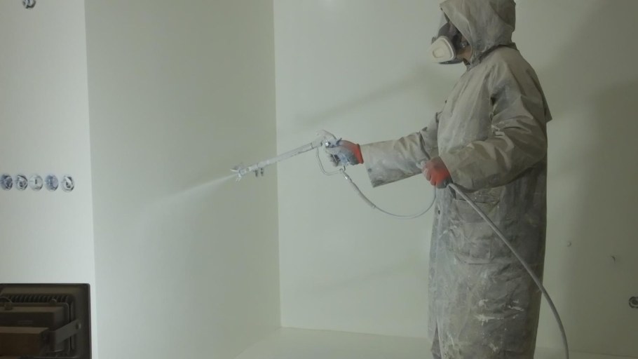 Пылесосим потолок после ремонта