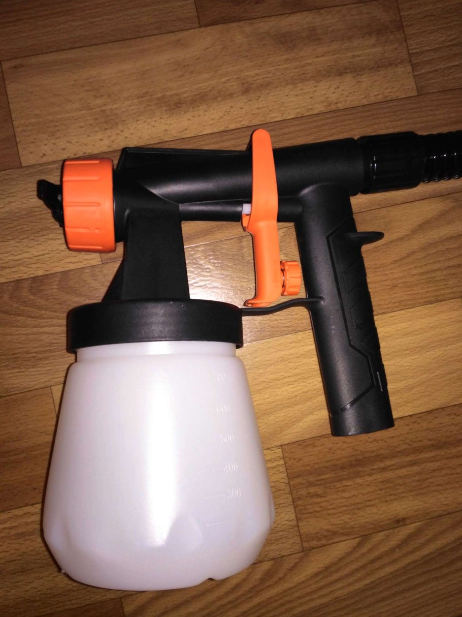 Покрасить потолок водоэмульсионной