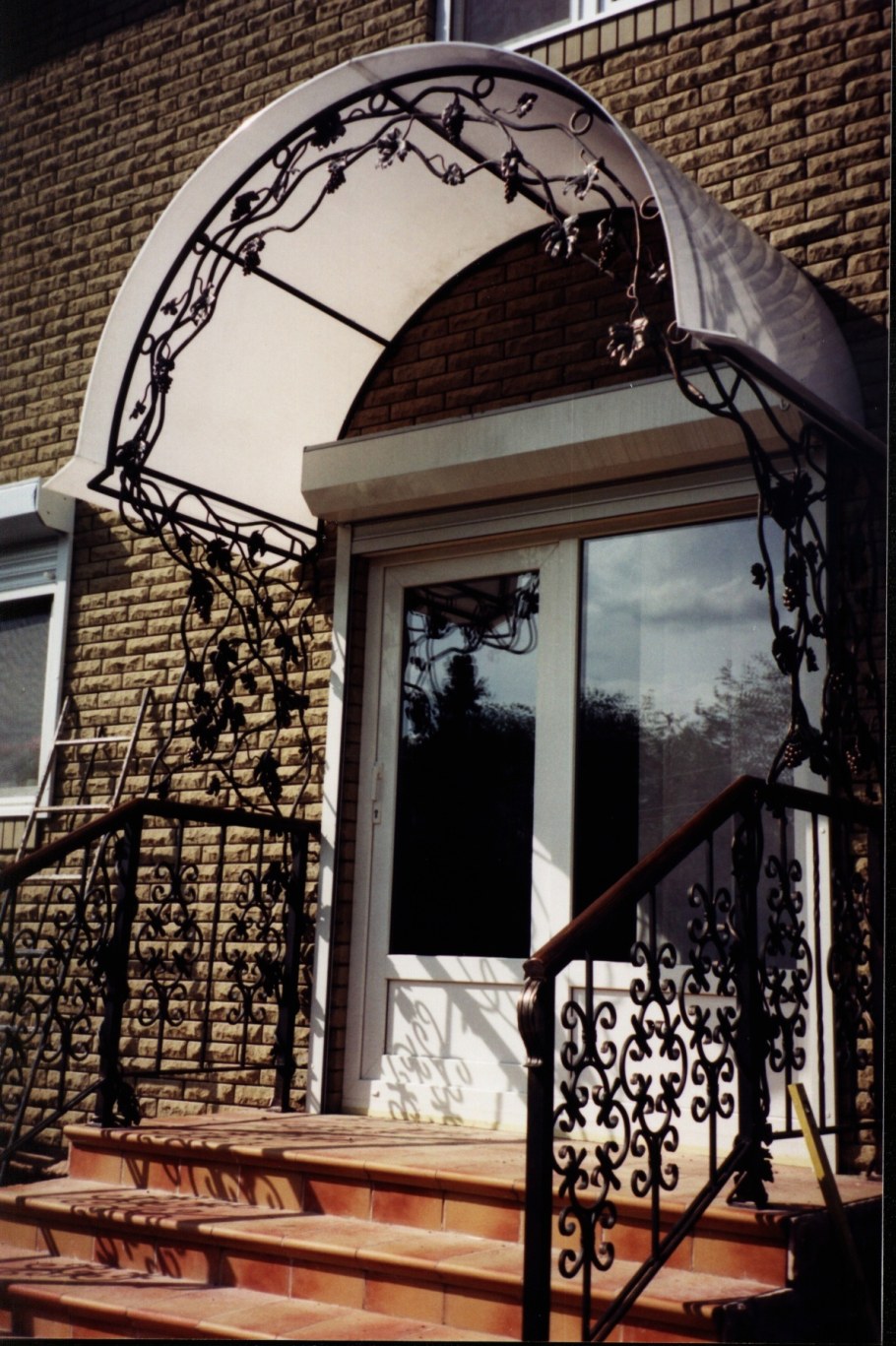 Навес кованый над крыльцом с перилами