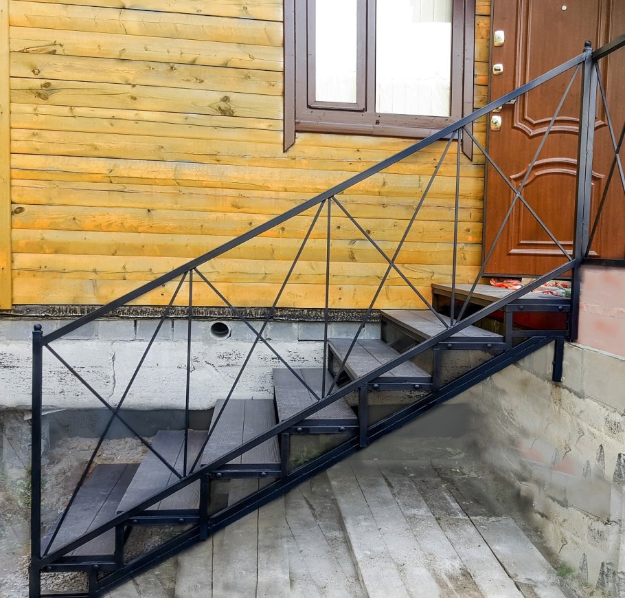 Металлическая лестница для крыльца