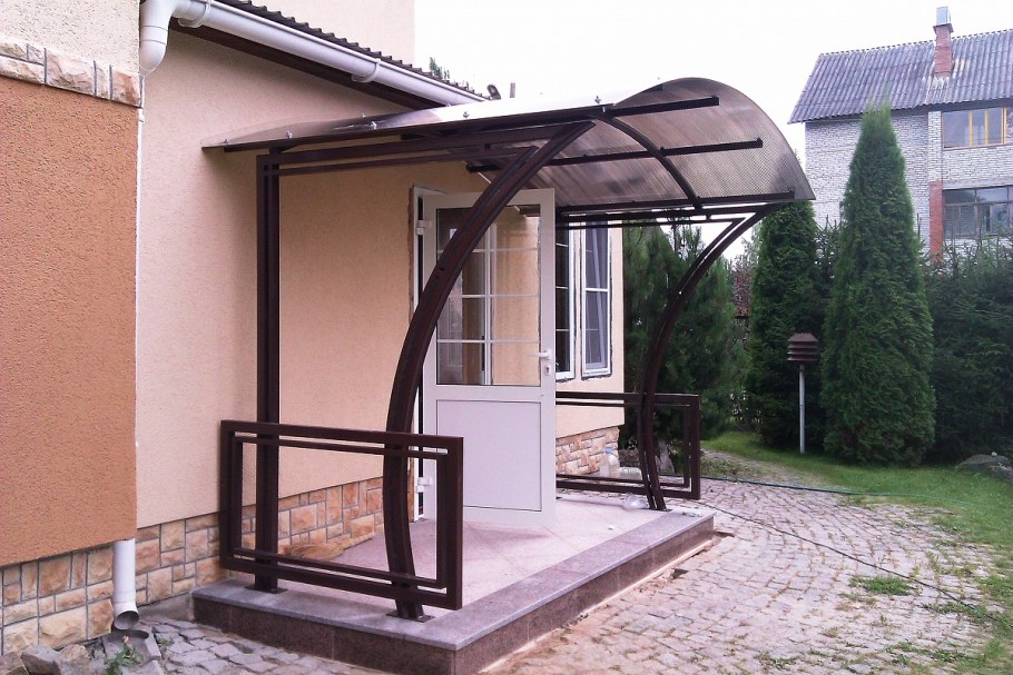 Козырёк над крыльцом из поликарбоната