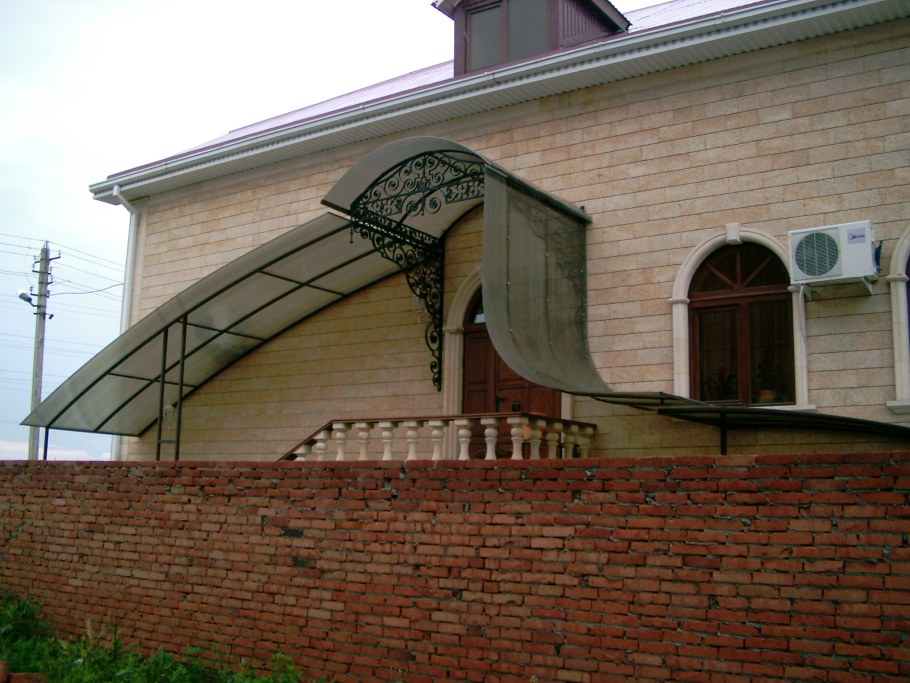 Навес над ступеньками