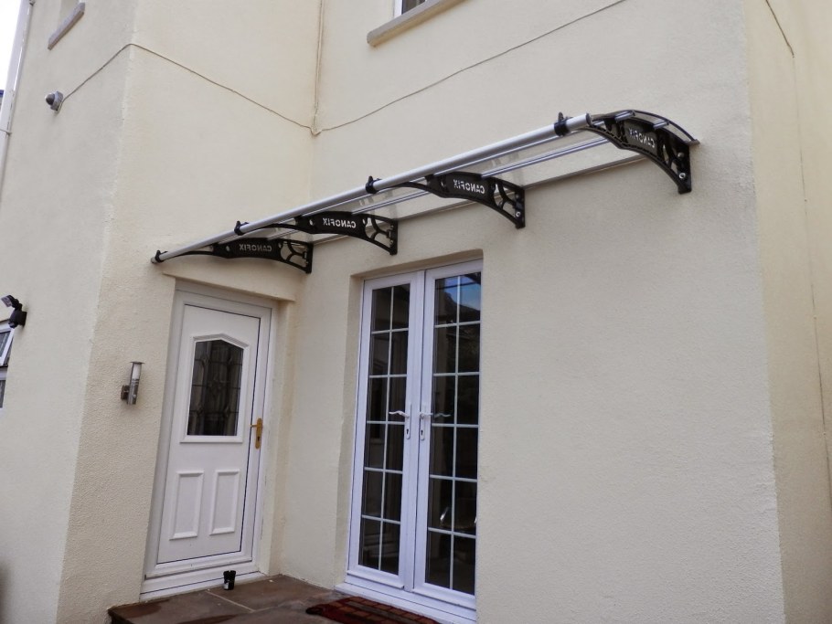 Козырёк над входной дверью