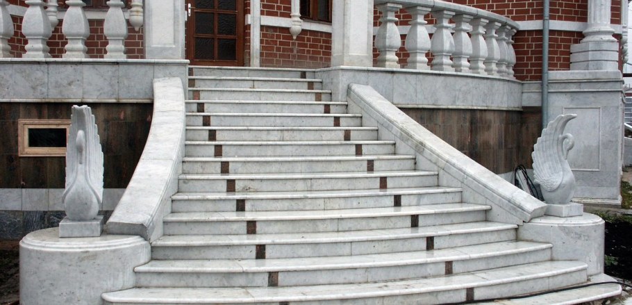 Уличная парадная лестница