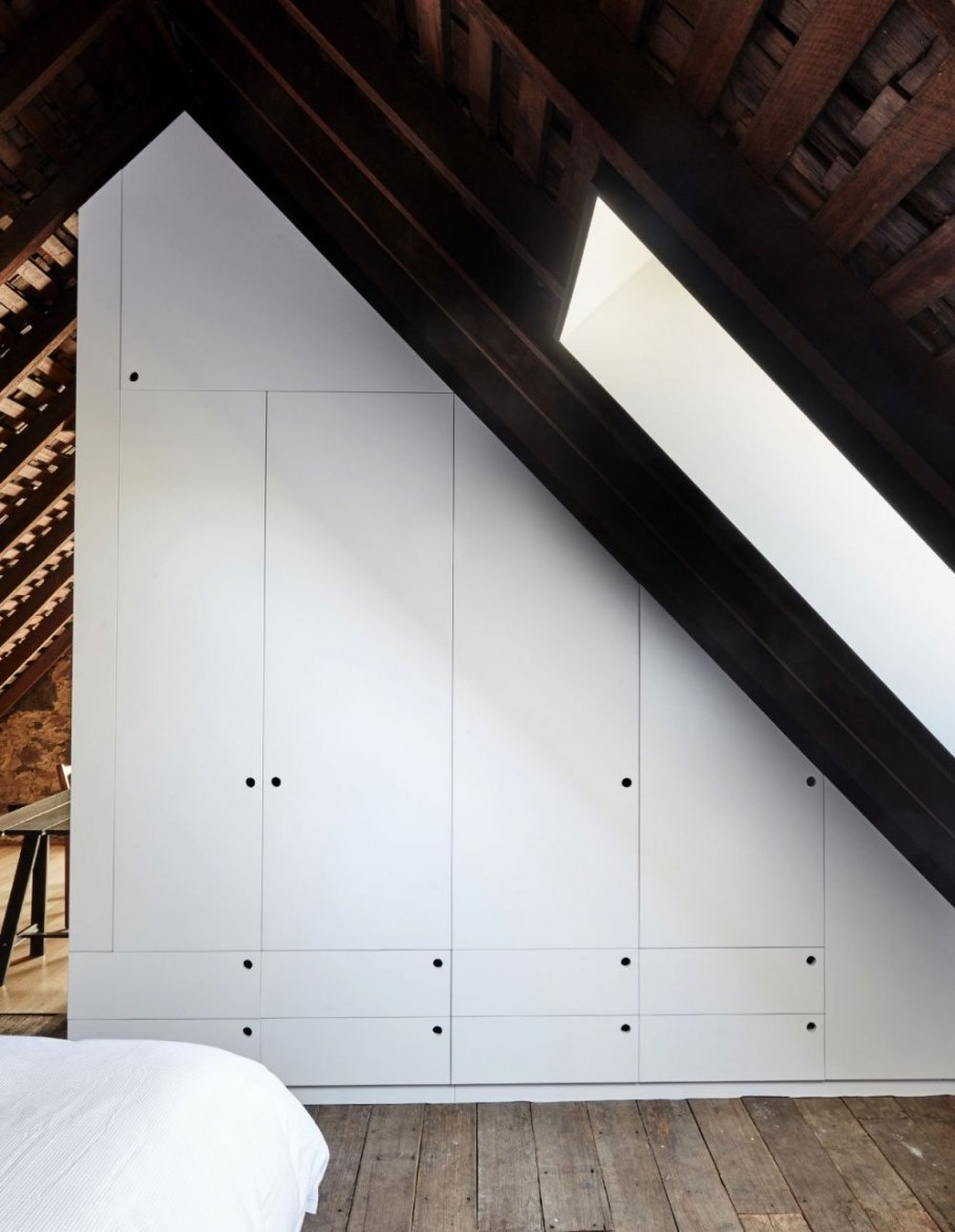 Дверь на мансардный этаж