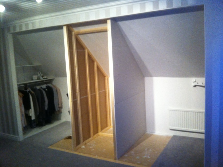 Спальня с гардеробом в мансарде