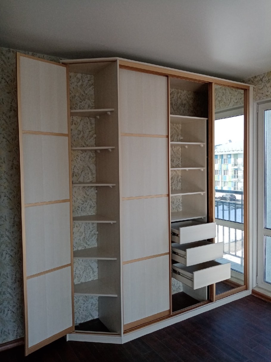 Шкаф купе со скошенной дверью