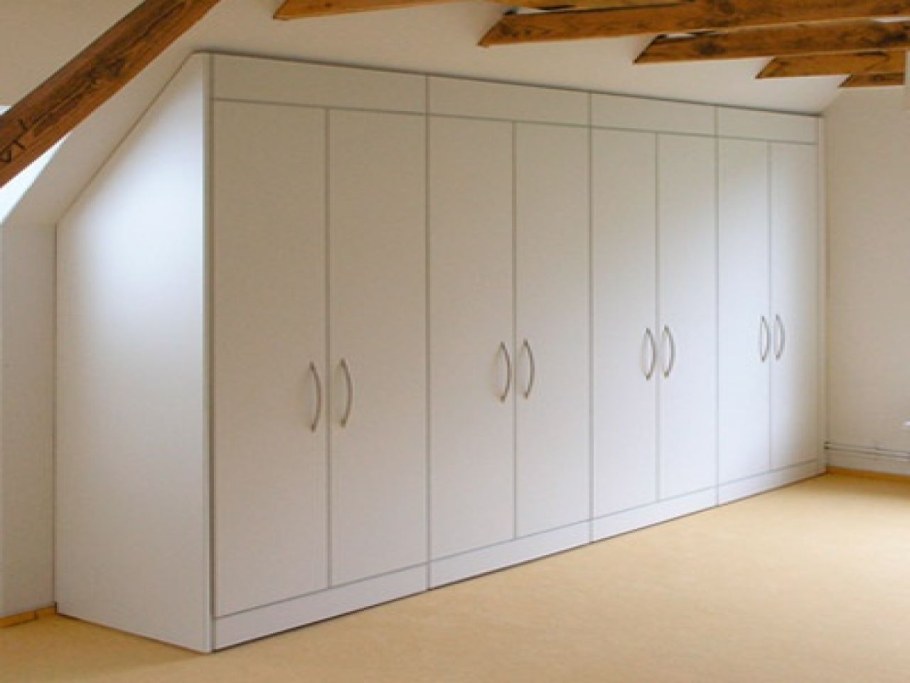 Встроенные шкафы на мансарде