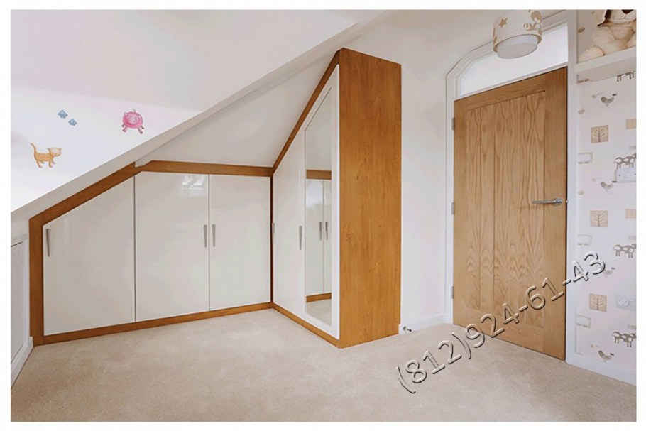 Шкафы в мансардной комнате