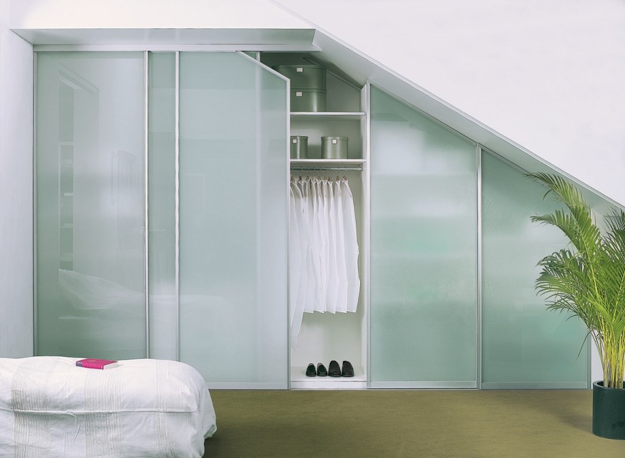 Мансардный шкаф купе со скошенным потолком