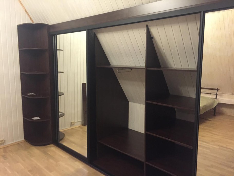 Шкаф-купе с угловыми полками сбоку