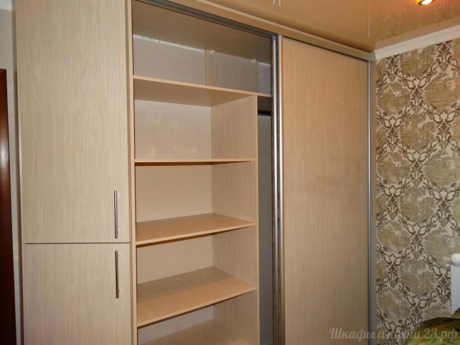 Встроенные шкафы на мансарде