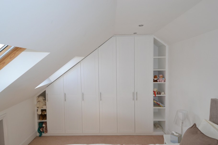 Шкаф со скошенной крышей