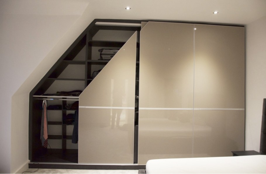 Встроенные шкафы на мансарде