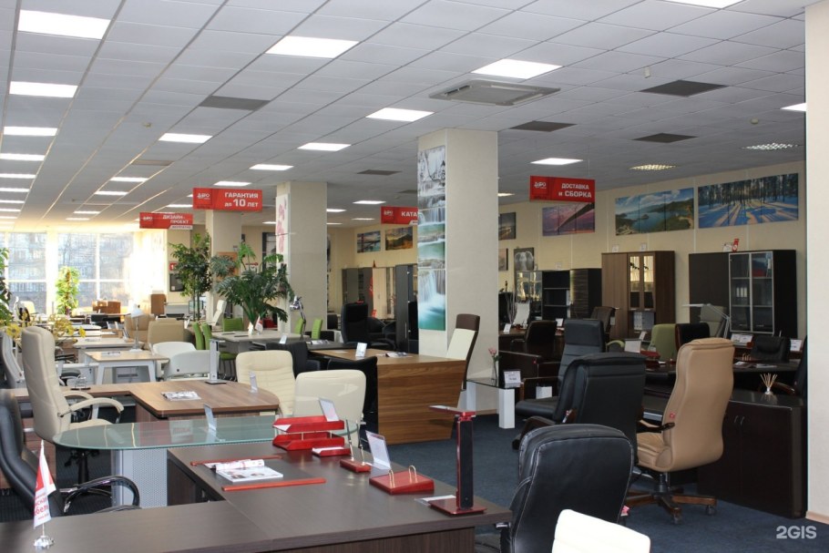 Большой шоу рум офисных кресел