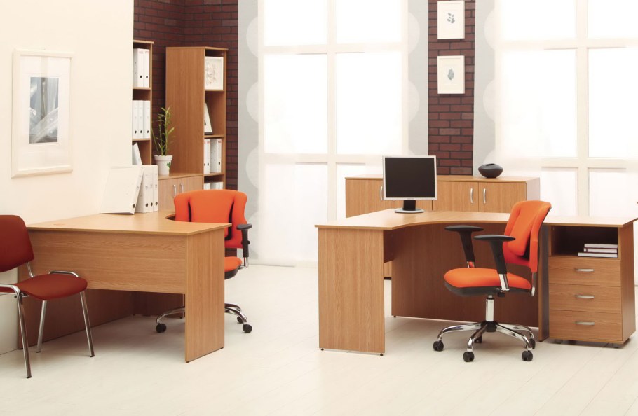 Офисная мебель на белом фоне