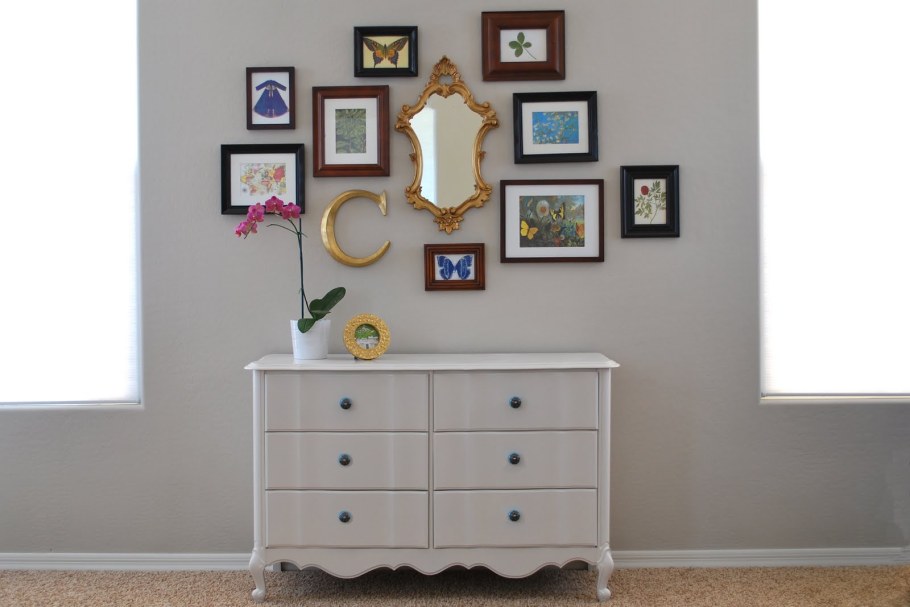 Стена над комодом