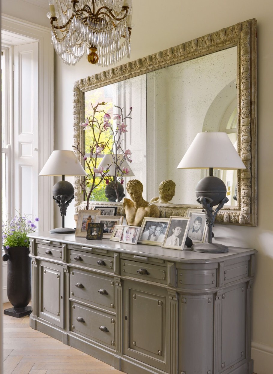 Зеркало над комодом