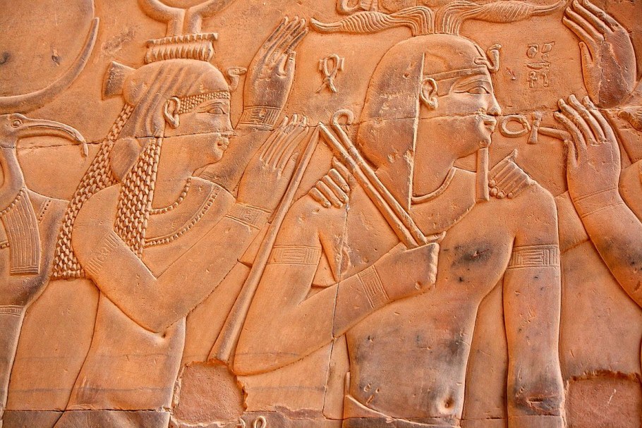 Царица Кавит за туалетом