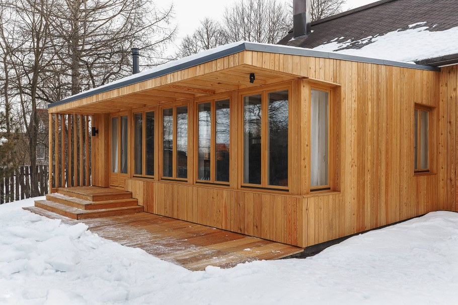 Закрытый пристрой к дачному домику