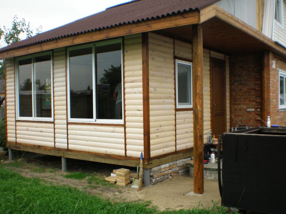 Пристрой к дачному домику с верандой