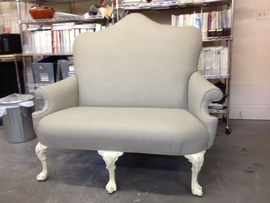 Разрисованный диван