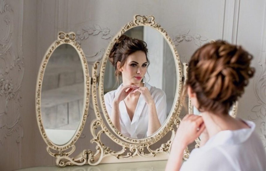 Женщина передхеркалом