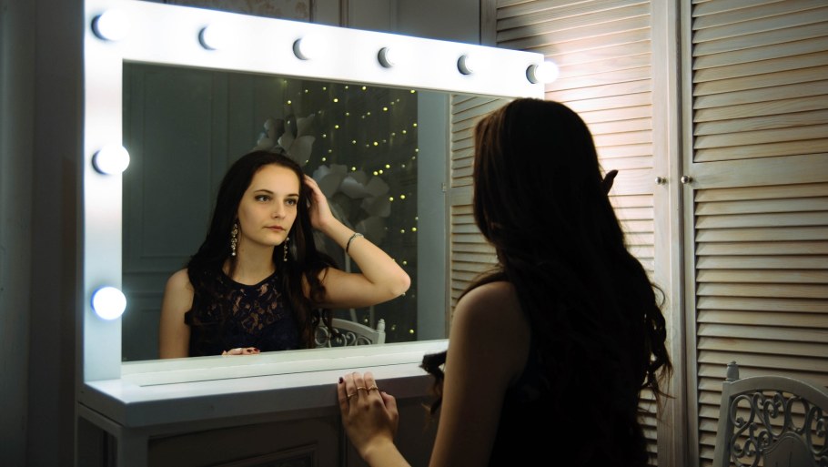 Круглое гримерное зеркало с лампочками