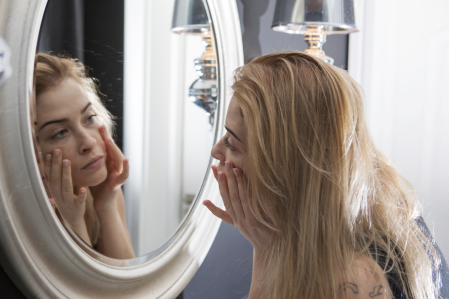 Девушка в зеркале