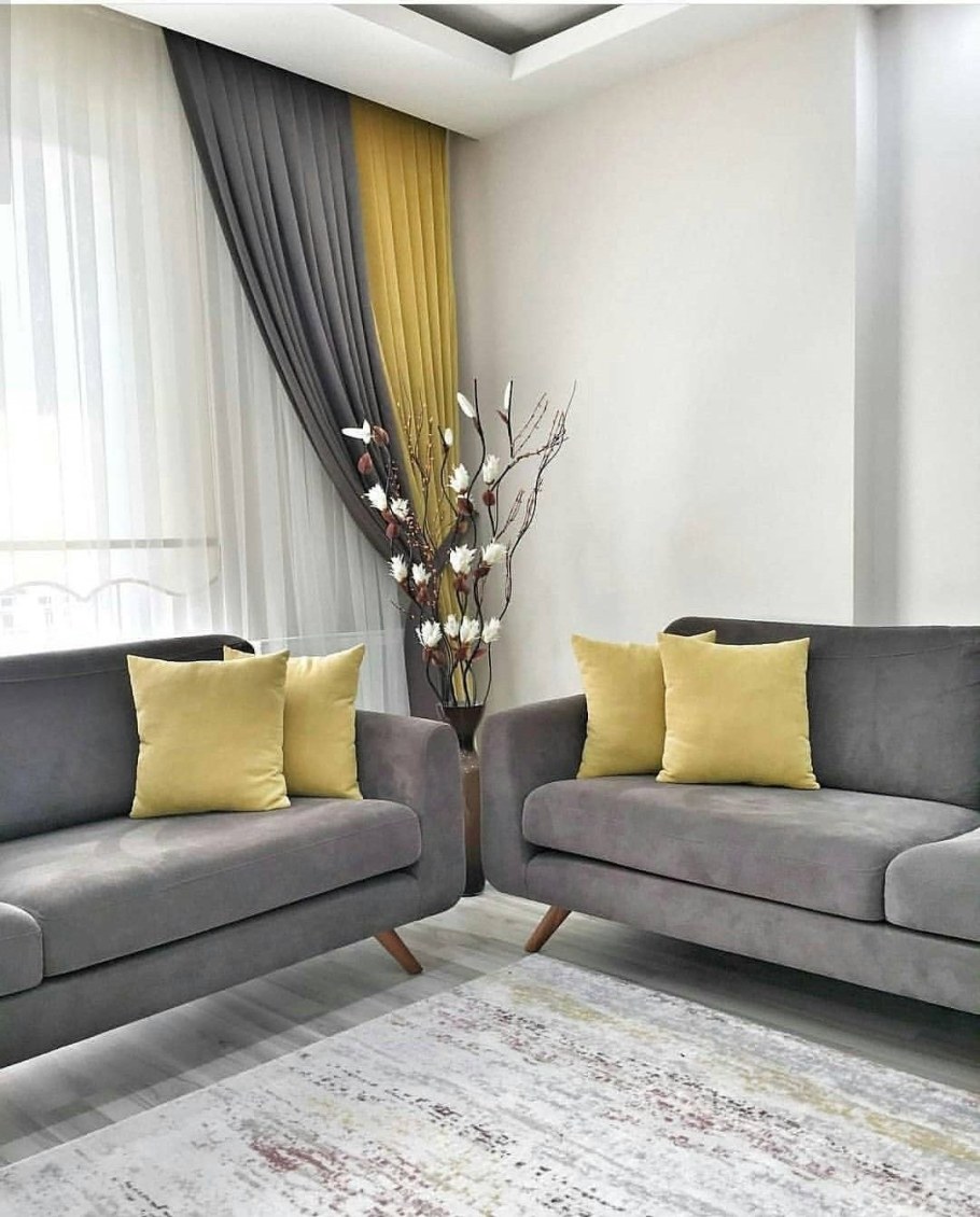 Горчичный диван в интерьере