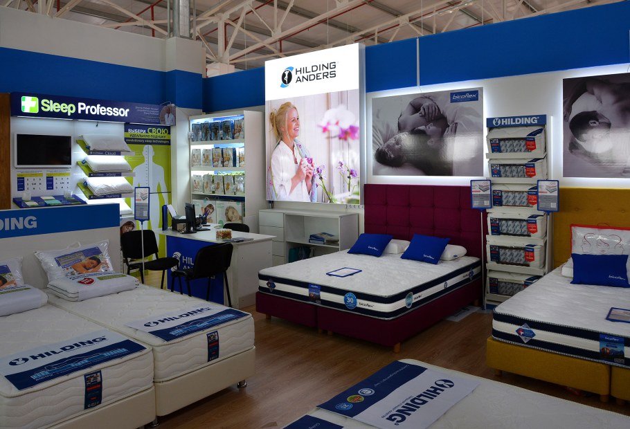 Семья на матрасе