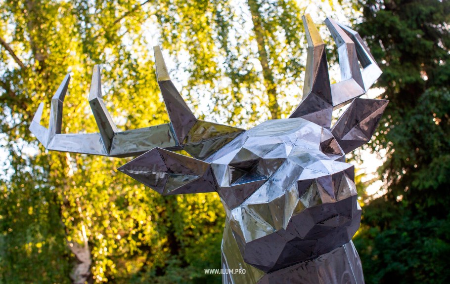 Красная телефонная будка в парке Пехорка