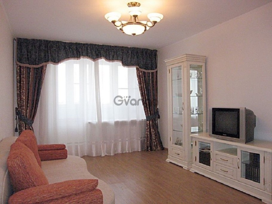 Комната с ремонтом и мебелью с двумя окнами