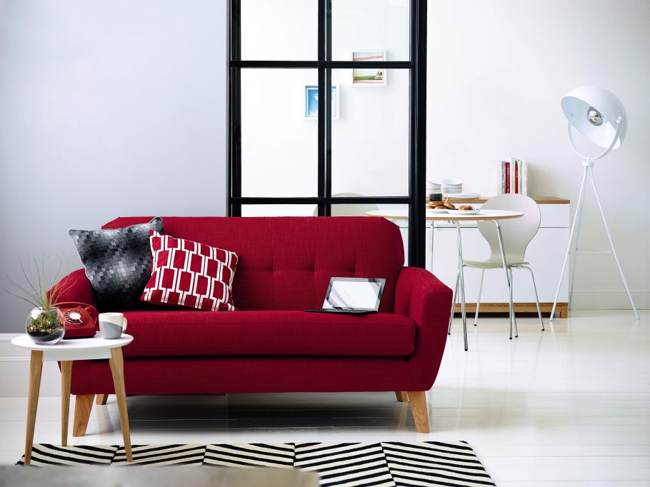 Бордовый диван в скандинавском интерьере