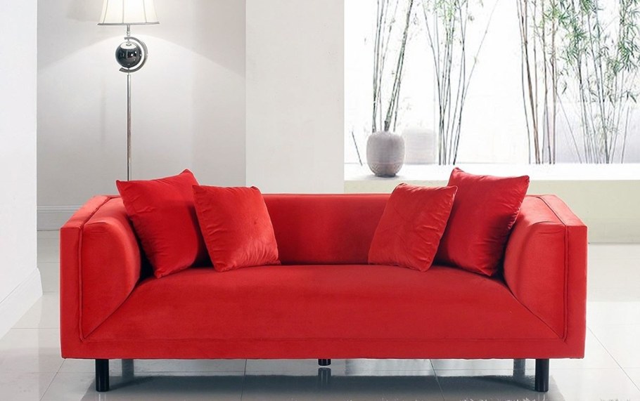 Красивый красный диван