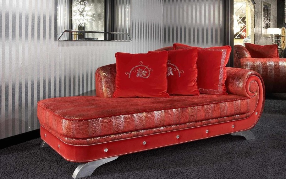 Мягкий красный диван